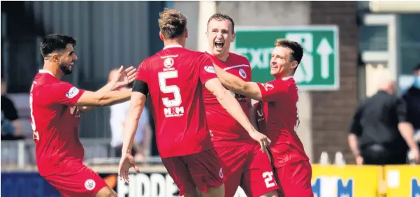  ??  ?? Ya beauty
Dylan Mackin celebrates his strike with his team mates