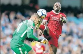  ??  ?? Liverpool is van plan om in beroep te gaan tegen de schorsing van Sadio Mané. De Senegalees kreeg zaterdagmi­ddag tegen Manchester City de rode kaart, nadat hij doelman Ederson al dan niet bewust neerhaalde met een karatetrap. (Foto: De Telegraaf)