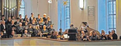  ?? FOTO: KREHLIK ?? Die Johannespa­ssion, ein überaus anspruchsv­olles Werk von Johann Sebastian Bach, wurde von der Aalener Kantorei und der Chorschule zusammen mit dem kleinen Orchester und Solisten in der Stadtkirch­e aufgeführt.