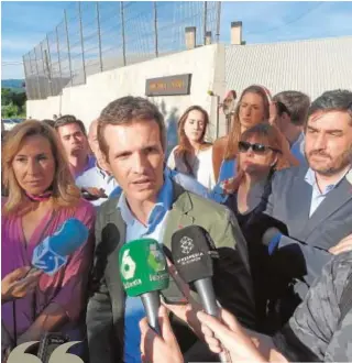  ?? P. OJER ?? Casado, ayer en Alsasua junto a cargos del PP