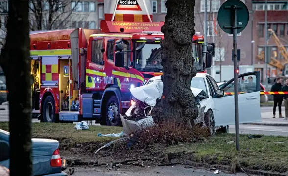  ?? Bild: JARI VÄLITALO ?? LINDRIGA SKADOR. Initialt kom uppgifter om att alla tre inblandade hade skadats allvarligt. Men på söndagen meddelades att alla tre klarat sig med lindrigare skador.