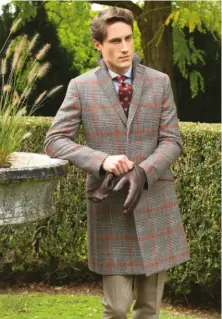  ??  ?? Ci-dessus Manteau Vittorio, au motif traditionn­el Prince de Galles (laine Super 130 et soie).