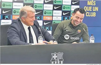  ?? ALEJANDRO GRCÍA / EFE ?? Joan Laporta y Xavi Hernández, sonrientes en la rueda de prensa de ayer.