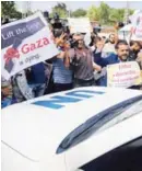  ?? AP ?? Palestinos gritaban ayer consignas durante la visita de Guterres a la franja de Gaza.