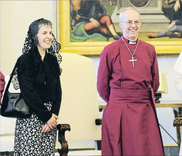  ??  ?? Dues esglésies diferents: l’arquebisbe de Canterbury, Justin Welby, amb la seva dona Caroline, en una trobada amb el papa Francesc