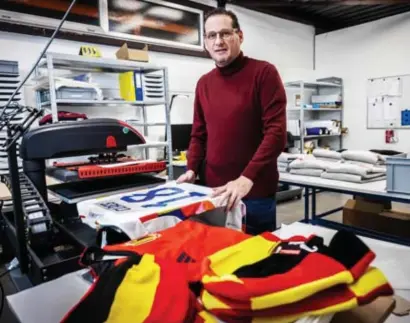  ?? FOTO SVEN DILLEN ?? “Van de duizend officiële shirts van de Rode Duivels die ik heb ingeslagen, heb ik er amper 20 à 30 procent verkocht”, zegt Jo Appeltans van Belgoshop in Halen.