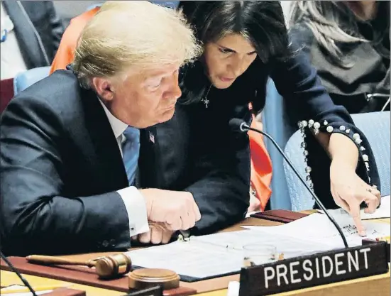  ?? CARLOS BARRIA / REUTERS ?? Donald Trump atiende los comentario­s de la embajadora de EE.UU. ante la ONU, Nikki Haley, ayer en el Consejo de Seguridad