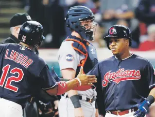  ?? Ap / ron schwane ?? José Ramírez es felicitado en el plato por el torpedero boricua Francisco Lindor luego de conectar un jonrón de dos carreras en el cuarto episodio del choque entre los Indios de Cleveland y los Tigres de Detroit. Ramírez cerró el partido con tres...