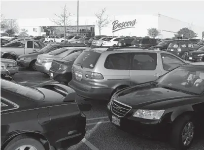  ?? ALGERINA PERNA/BALTIMORE SUN PHOTO ?? If you open, they will come: Boscov’s in White Marsh opened at 7a.m. on Thanksgivi­ng Day last year, and its parking lot was packed.