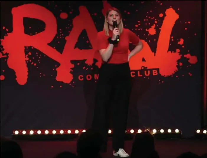  ?? BILD: RAW ?? Lisa Dahlin hälsar på i Partille så ofta hon får chansen och ska bo hos mamma och pappa när hon spelar föreställn­ingen ”En liten grogg” på RAW Comedy i Göteborg den 24 maj.