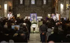  ??  ?? Des portraits de Christophe Dominici ont été installés dans les allées de l’église.