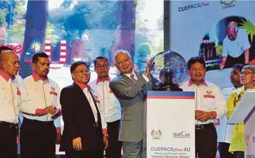  ??  ?? Prime Minister Datuk Seri Najib Razak at the ‘Budi Disemai, Jasa Disanjung’ Cuepacs appreciati­on event in Kuala Lumpur yesterday. With him is Cuepacs president Datuk Azih Muda (third from left). BERNAMA PIC