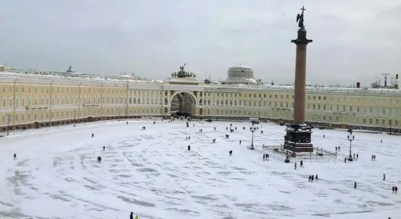  ?? ?? Gli scatti Alcune delle foto scattate da Tiziano Bisi nel suo viaggio che raccontano la vita nella grandi città dell’Est Europa ma anche nei luoghi più impervi incontrati