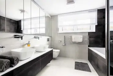  ??  ?? BAREVNÝ AKCENT  Sklo Lacobel v limetkově zelené použila designérka i v odkládací nice sprchového koutu, jež je součástí prostorné koupelny v podkroví.