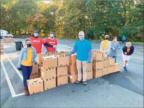  ?? Contribute­d photos ?? USDA Farmers to Families Food Box Program volunteers give out food to families in Milford last Saturday.