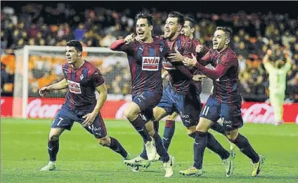  ?? FOTO: EFE ?? Gol azulgrana Ander Capa y Dani García celebran un tanto marcado por el Eibar en el campo del Valencia