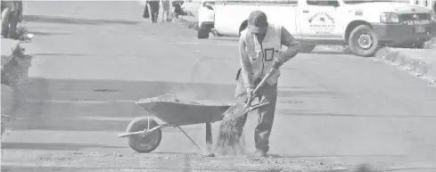  ??  ?? Voluntario­s bajo apoyos económicos que reciben por conductore­s tapan con suelo de barro los baches en diversas partes de la cabecera municipal de Huixtla.