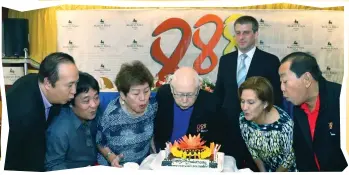  ??  ?? 888's 10TH ANNIVERSAR­Y. At Marco Polo Plaza during the 10th anniversar­y celebratio­n of 888 News Forum, forum founder Robert Lim Joseph with special guest, former Deputy Speaker of Congress Pablo Garcia. Right photo shows the blowing of the anniversar­y candles, from left, Ricky Tio of Nitas, forum weekly host Elias Baquero, former Department of Tourism 7 director Dawnie Roa, Bobby Joseph, Honey Loop and Bobit Avila. At the back is Marco Polo resident manager Xavier Masson.