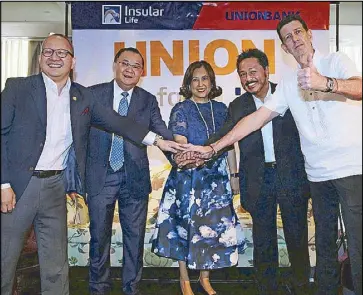  ?? MIKE AMOROSO ?? (From left) Union Bank of the Philippine­s senior executive vice president Eugene Acevedo, president and CEO Edwin Bautista, Insular Life CEO Nina Aguas, senior executive vice president Omar Cruz and Union Bank chairman and CEO Justo Ortiz join hands...