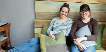  ?? Foto: Sabrina Schatz ?? Stefanie Rajkay (links) und Christina Ostermayr haben es sich auf der neu gestaltete­n Empore im „Dreizehn“in der Kresslesmü­hle bequem gemacht. Ab Montag werden dort ihre Gäste Platz nehmen.