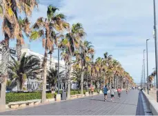 ?? FOTOS: ANDREAS DROUVE/DPA ?? Valencia liegt am Mittelmeer. Am Strand El Cabanyal führt eine beliebte Promenade entlang.
