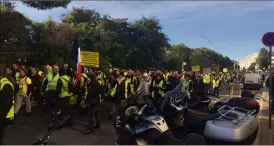  ?? (Photos Ch.P) ?? Les « gilets jaunes » ont perturbé la circulatio­n hier à partir de  heures lors d’un défilé à l’itinéraire improvisé en centre-ville. Ici lors de la remontée à contresens de l’avenue Félix-Faure. Photo de droite : Martial et ses doléances. De la remise à plat de la fiscalité et une réforme du permis à points.