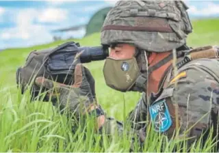  ?? // EFE ?? Un observador durante un ejercicio supervisad­o por la OTAN en Rumanía