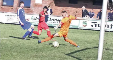  ?? FOTO: MICHAEL SCHNIEDERS ?? Das war der Schlusspun­kt in der 81. Minute: Nach schönem Zuspiel von Thomas Lambertz schiebt Sahin Dagistan (Mitte) den Ball durch die Beine von Windecks Keeper Patrik Brencic zum 4:0 ins Tor. Es war „Daggis“zweites Tor an diesem Tag – sicher auch gut...