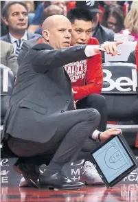  ?? RICHARD LAUTENS TORONTO STAR ?? In first half action Wednesday night, assistant coach Nate Bjorkgren works with newly minted Raptor Jeremy Lin.