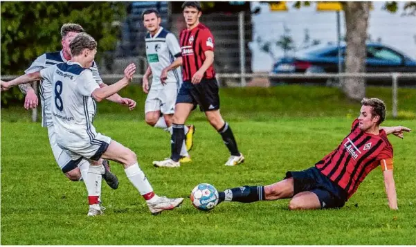  ?? Foto: Rudi Penk ?? Trotz großem Einsatz: Die SG Burgberg/hohenmemmi­ngen (weiße Trikots) scheiterte im Pokal im Elfmetersc­hießen. Dafür zog der FC Härtsfeld erstmals ins Halbfinale ein.