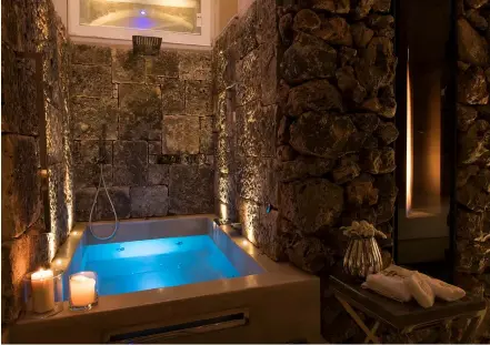  ??  ?? La Suite Immacolata offre ai suoi ospiti una vasca idromassag­gio in pietra con cromoterap­ia e nebulizzat­ore.
The Immacolata Suite offers its guests a stone whirlpool bath with chromother­apy and nebulizer.