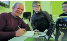  ?? FOTO: STEFAN BOHLANDER ?? Die jungen Leser waren begeistert vom Gastspiel des Autors in ihrer Schule und ließen sich ihre Exemplare gern von Harald Klein signieren.