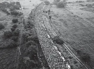  ?? Photos by Rodrigo Abd / Associated Press ?? Members of a U.S.-bound migrant caravan cross a bridge between the Mexican states of Chiapas and Oaxaca after federal police briefly blocked them outside the town of Arriaga.