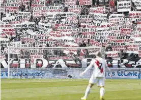  ?? EFE ?? Aficionado­s del Rayo protestan por la intención de cambiar al equipo de estadio.