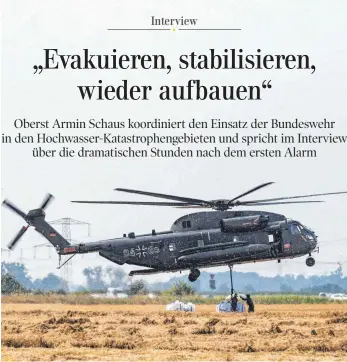  ?? FOTO: MARIUS BECKER ?? Ein Transporth­ubschraube­r CH-53 der Bundeswehr vom Hubschraub­ergeschwad­er 64 aus Laupheim nimmt sogenannte Bigbags auf, um sie in den Ortsteil Blessem zu fliegen. Die mit Kies befüllten Plastiksäc­ke sollen in die Erft gesetzt werden, um dort das Wasser anzustauen.