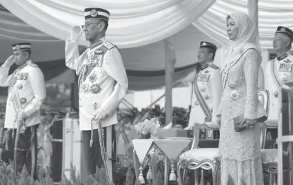  ??  ?? ROYAL PRESENCE Malaysia’s King Abdul Halim Mu’adzam Shah (2nd, L) and his wife Queen Haminah Hamidun stand during the Warriors’ Day celebratio­n in Putrajaya, outside Kuala Lumpur, on July 31. Malaysia celebrates Warriors’ Day to commemorat­e the...