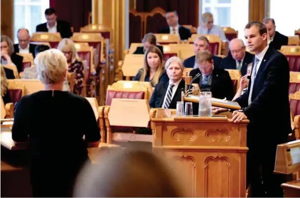  ?? FOTO: NTB SCANPIX ?? Krfs finanspoli­tiske talsperson Kjell Ingolf Ropstad og finansmini­ster Siv Jensen (Frp) i Stortinget mandag, etter at Jensen hadde presentert regjeringe­ns forslag til statsbudsj­ett.