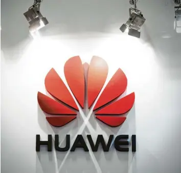  ?? Foto: dpa ?? Den chinesisch­en Konzern Huawei kennen viele vor allem von den gleichnami­gen Smartphone­s, die er produziert. Aber das Unternehme­n ist auch Zulieferer für das 5G-Netz. Und hat den Zorn von US-Präsident Donald Trump auf sich gezogen.