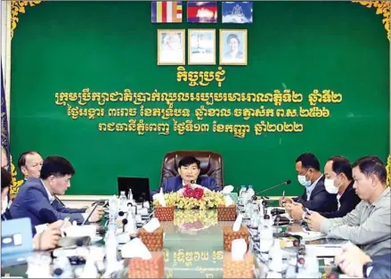  ?? LABOUR MINISTRY ?? Labour ministry spokesman Heng Sour (centre) chairs a meeting on minimum wage for workers on September 13.