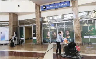  ?? | SIMPHIWE MBOKAZI African News Agency (ANA) ?? FLIGHTS from Hong Kong landed at the OR Tambo Internatio­nal Airport yesterday. Most of the passengers arrived wearing masks as a precaution as fears over Covid-19 continue to grow.