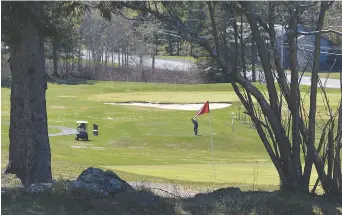  ??  ?? Les premiers golfeurs de la saison se sont élancés sur les allées du club de golf Restigouch­e, vendredi. - Acadie Nouvelle: Jean-François Boisvert