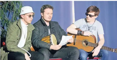  ?? FOTO: MARKUS JOOSTEN ?? Colin (v.l.), Lukas und Finn schlüpften in die Rollen von Straßenmus­ikern, die unverhofft berühmt werden.