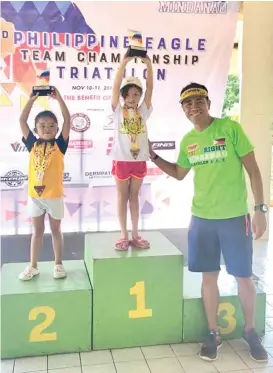  ?? CONTRIBUTE­D PHOTO ?? YOUNGEST WINNERS. From left, kids female six-under runner-up Ysabella Gimenes, champion Penelope Aubrey Sales and Tri Right Mindanao head Stax Savellano pose during the awarding rites of the 3rd Philippine Eagle Team Championsh­ip Triathlon.