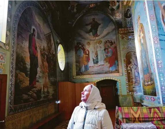  ?? Fotos: Till Mayer ?? Svitlana im Kloster von Meschyrits­ch. Sie ist gebürtige Russin, kam aber bereits als Kind in die Ukraine – ihre neue Heimat.