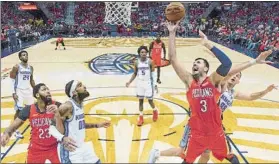  ?? FOTO: AP ?? Mirotic supera a su defensor y encara el aro. El montenegri­no se salió ante los Kings