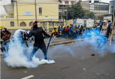  ?? AFP ?? Manifestan­tes chocaron con policías en las inmediacio­nes del Parque Arbolito en Quito.