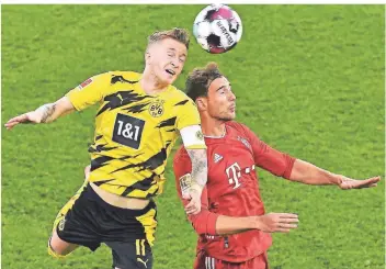  ?? FOTO: MARTIN MEISSNER/AP ?? Flugshow im Ligagipfel: Dortmunds Marco Reus (l.) und Bayerns Leon Goretzka im Kopfballdu­ell.