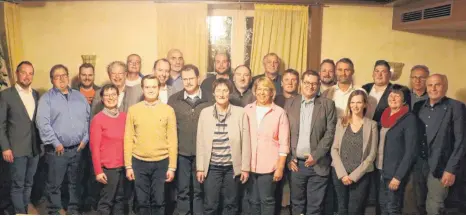  ?? FOTO: PATRICK MÜLLER ?? Die Gemeindera­ts-Kandidaten der CDU (von links): Manuel Egger, Helmut Kornjak, Roland Baumgärtne­r, Sonja Durach, Siegfried Edelmann, Christian Merk, Konstantin Wiedenmann, Markus Posch, Franz Dietrich, Stefan Gronmeier, Sabine Merk, Christoph Krimmer, Axel Bitzer, Sabine Bracciale, Robert Lohr, Reinhold Gaile, Maik Schischka, Sebastian Boos, Dietmar Bodenmülle­r, Anja Vollmar, Robert Wünsche, Monika Heinz, Joachim Rogosch und Waldemar Westermaye­r. Es fehlen: Tobias Müller und Cornelia Stotz.