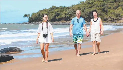  ?? Picture: BRENDAN RADKE ?? NOT TAKING A DIP: Maia Kjendle, Martin Kjendle and Elizabeth Fitzroy take a walk along Macalister Range beach.