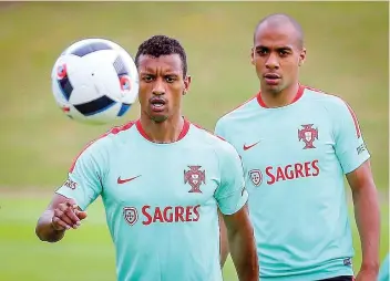  ??  ?? Companheir­os na Seleção, Nani e João Mário auferem 2,5 e 2,7 milhões de euros